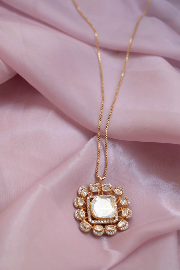 Carre Neck Chain