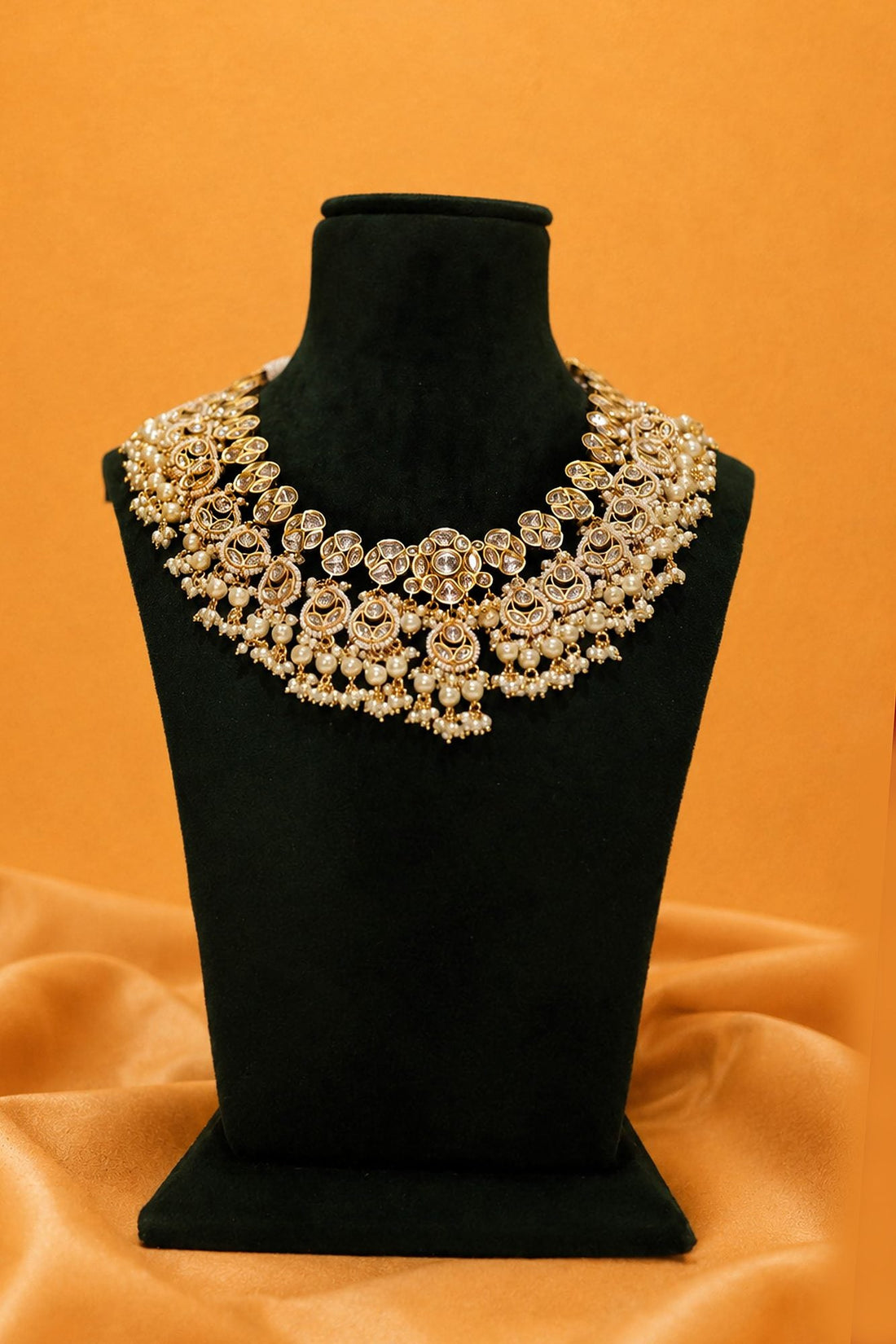 Arisa Necklace with Earrings